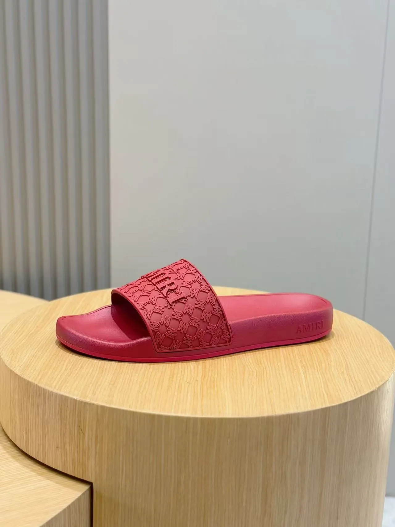 [AMIRI* Emil] P: 300💰 Size: 39-45 Official website new original 1:1 AMIRI* Emil classic men's slippers, high-end boutique, original material, TPU upper, foam bottom, fine workmanship, casual, loose and comfortable, a must-have in summer.